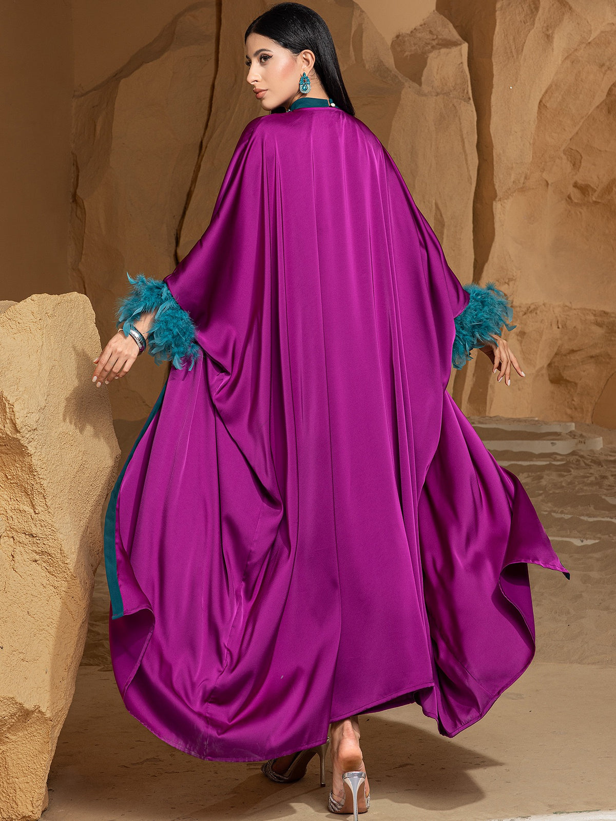 قفطان فاخر بلون أرجواني مع ريش وترتر